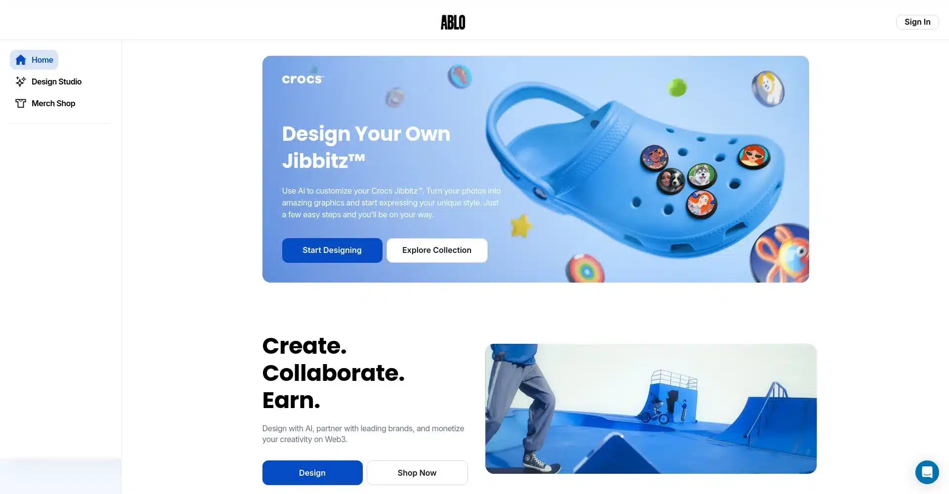 Página web de diseño de Jibbitz™ personalizados para Crocs con un zapato azul