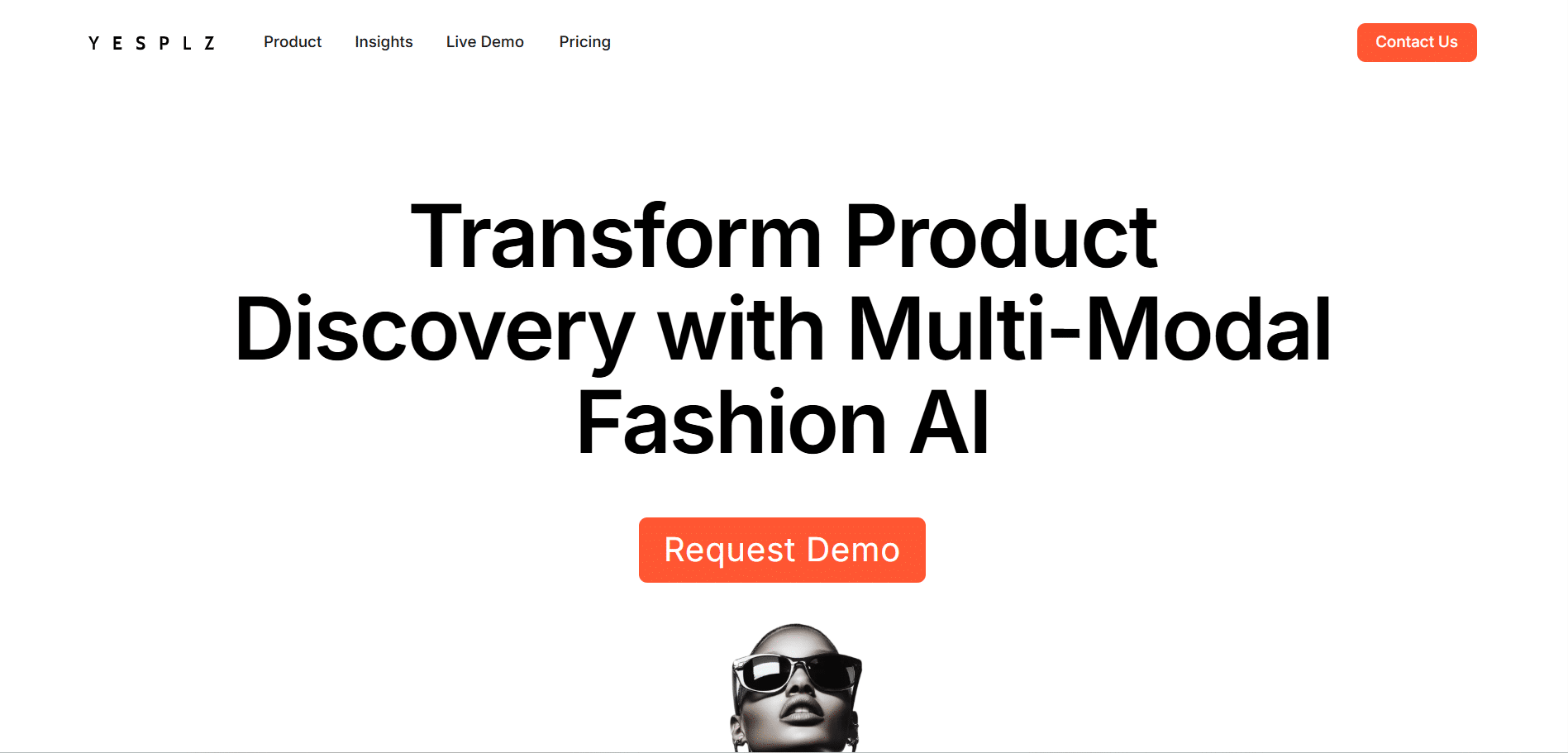 Interfaz de YesPlz mostrando maniquí virtual con combinación de prendas