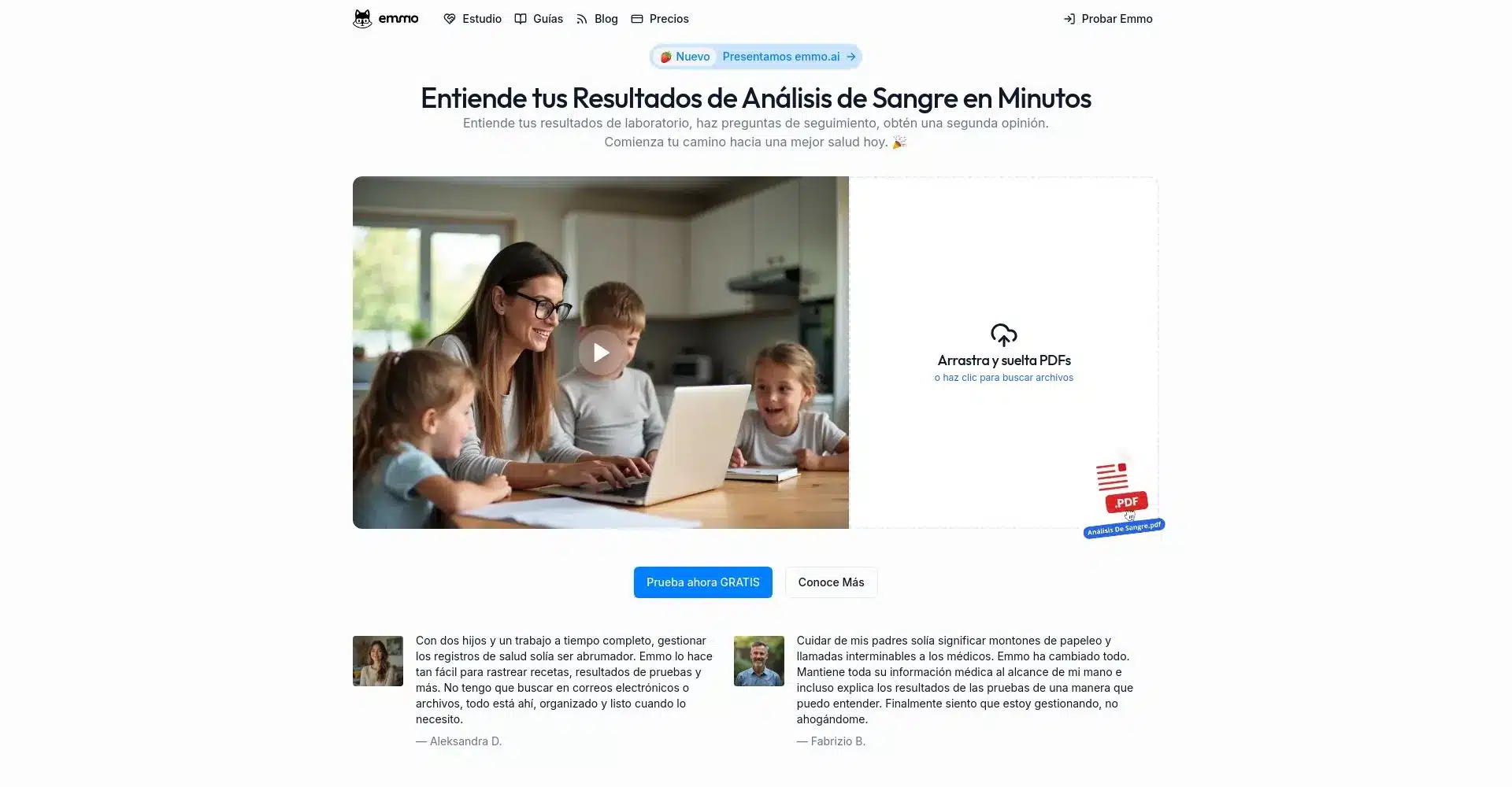 Mujer con niños revisando un análisis de sangre en una computadora