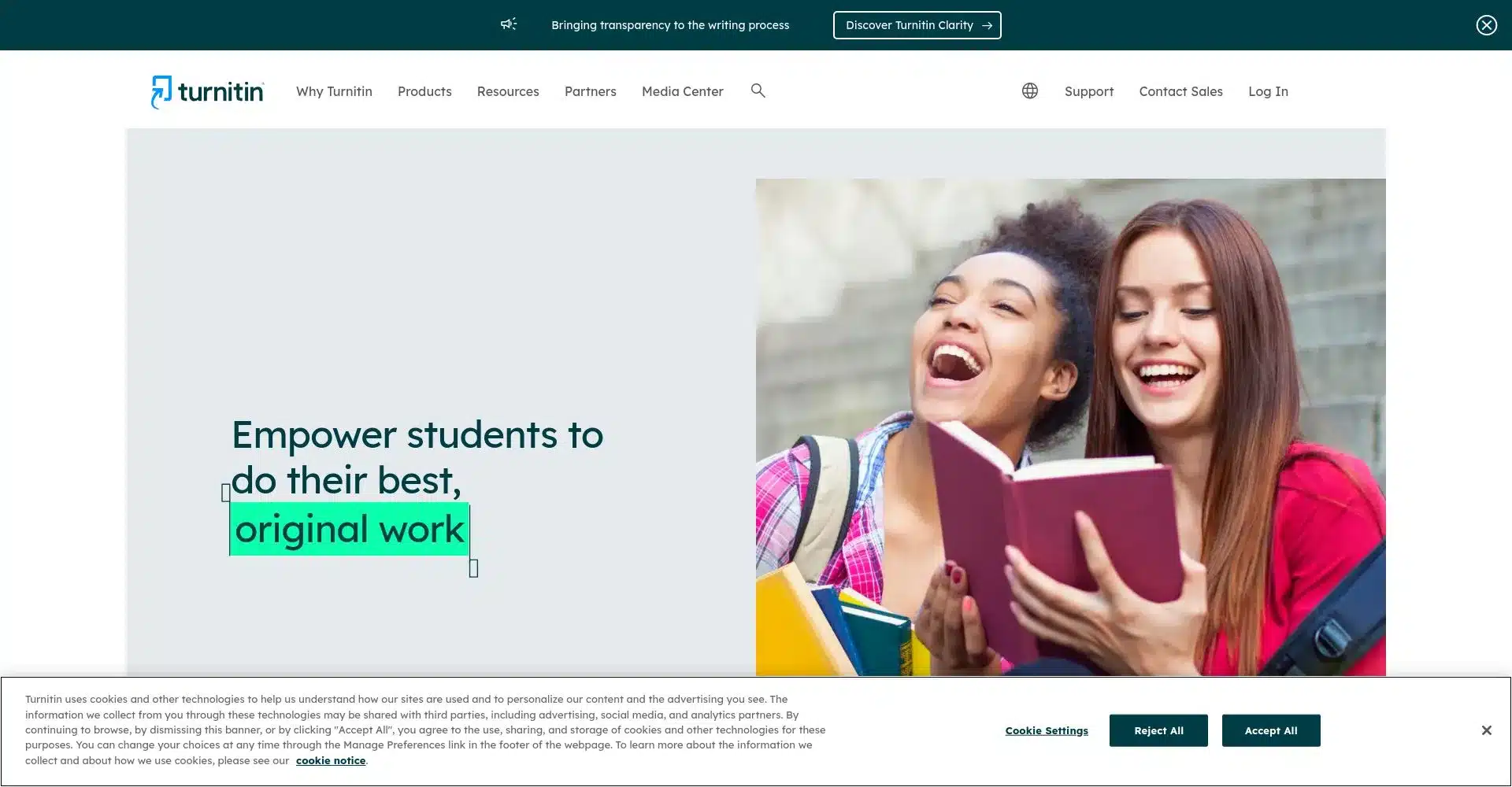 Dos estudiantes sonrientes revisando un libro, junto al mensaje de Turnitin sobre fomentar el trabajo original.