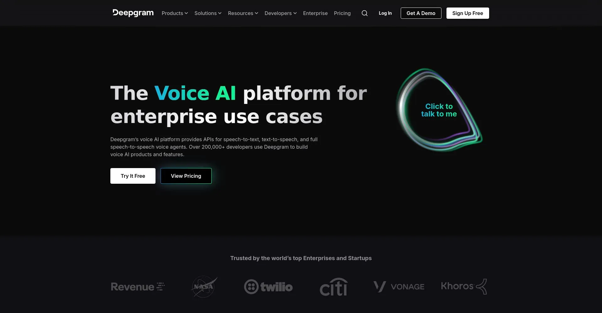 Captura de pantalla de la página principal de Deepgram con información sobre su plataforma de Voice AI.
