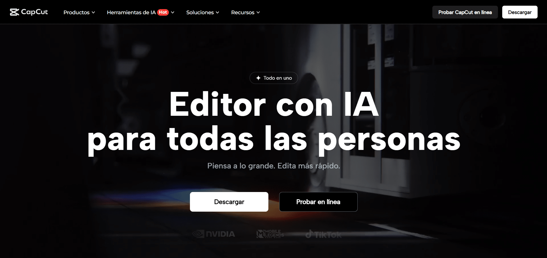 Pantalla de inicio de CapCut mostrando el mensaje āEditor con IA para todas las personasā con botones para descargar o probar en lĆnea.