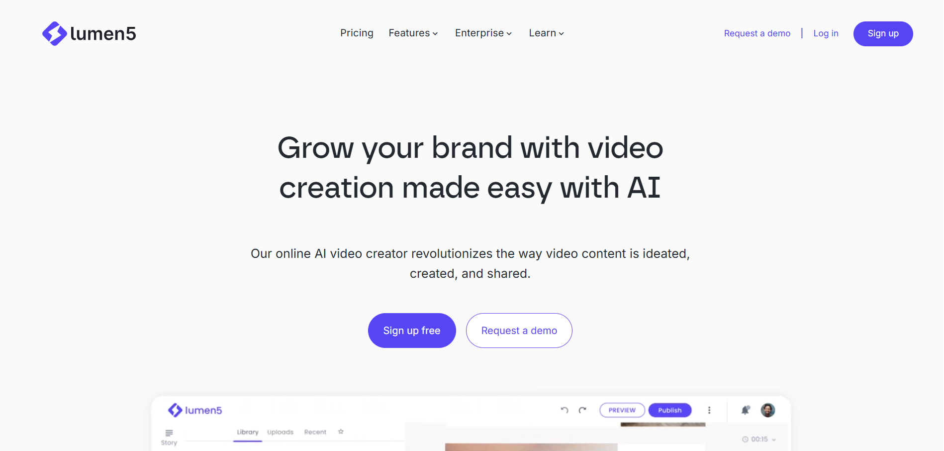 PĆ”gina principal de Lumen5 con el eslogan āGrow your brand with video creation made easy with AIā, botones de registro y vista previa del editor de video.