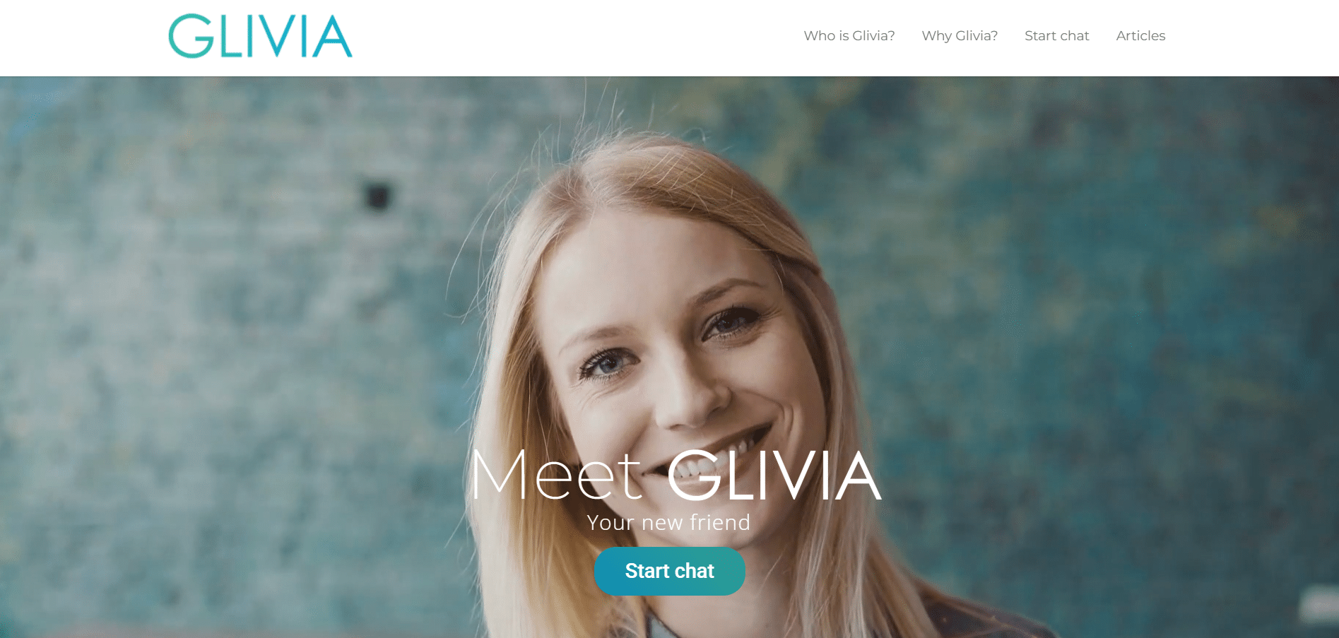 Mujer sonriente representando a Glivia, la compañera virtual