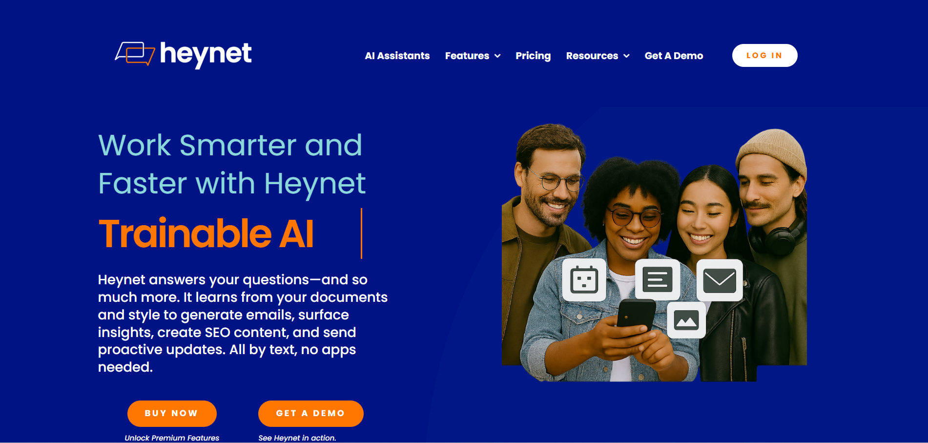 Personas sonriendo mientras descubren cómo Heynet transforma mensajes de texto en respuestas, correos y contenido sin usar apps.