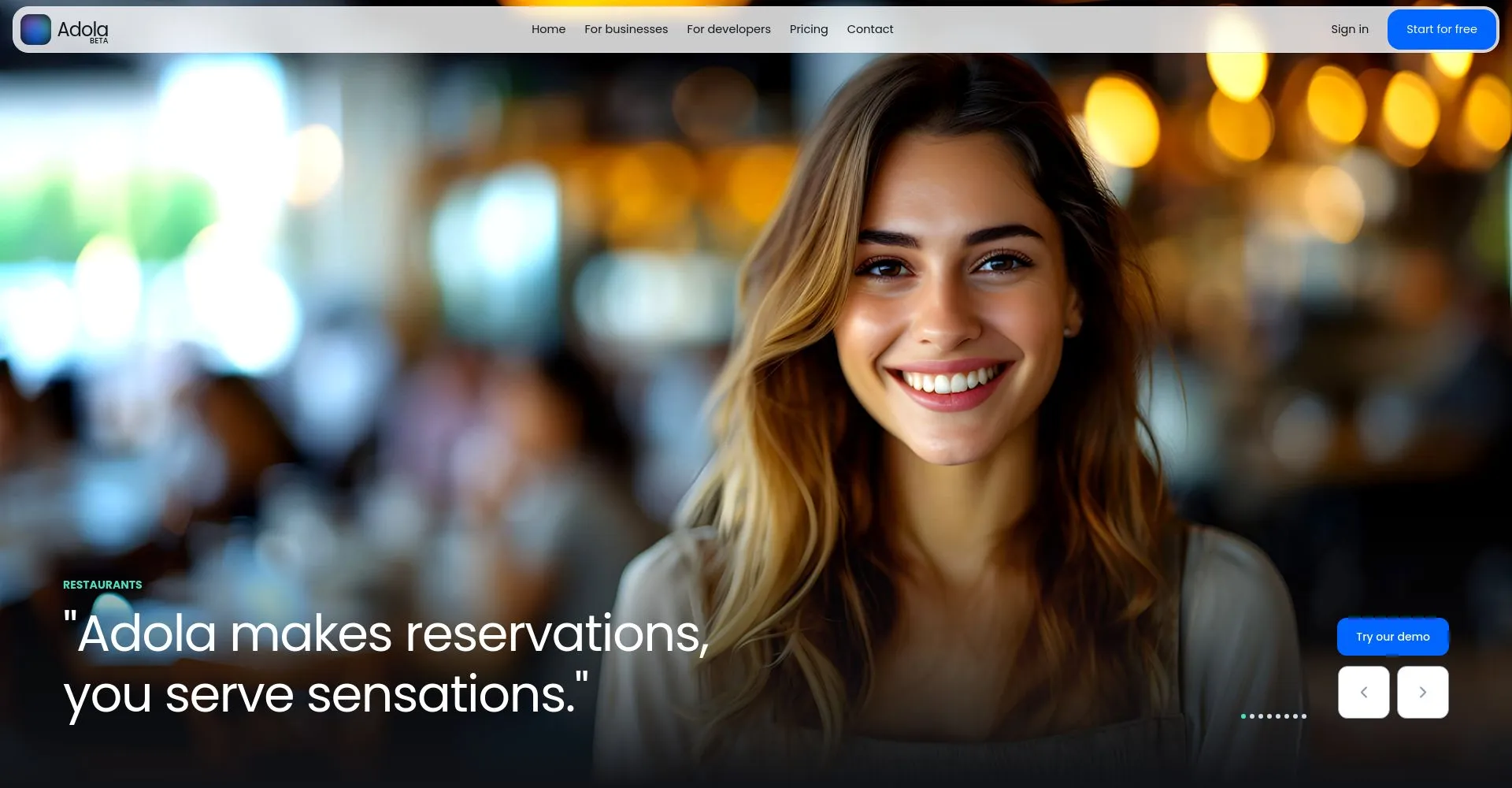 Mujer sonriendo con fondo desenfocado en sitio web de Adola