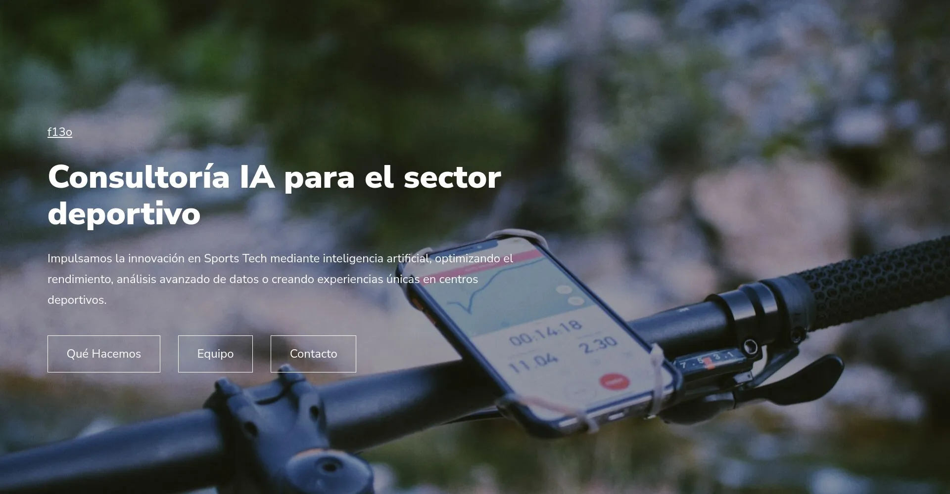Bicicleta con smartphone mostrando datos de actividad en un ambiente deportivo